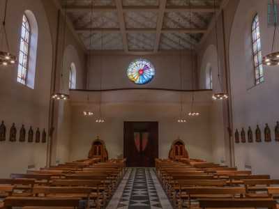Tramite una scala scendiamo direttamente all�interno della chiesa, intitolata al Preziosissimo Sangue. Si compone di un�ampia aula rettangolare di oltre 450 metri quadri illuminata da vetrate colorate e moderni lampadari